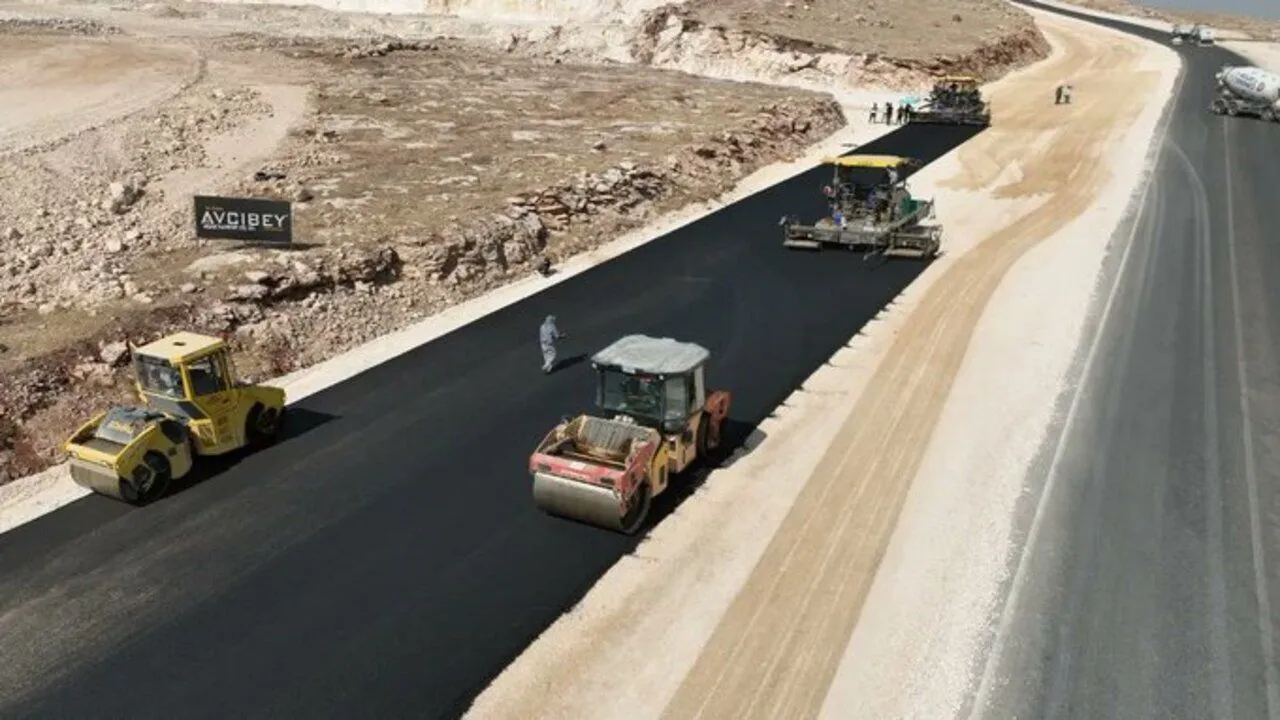 Şanlıurfa'da Sanayi Bölgelerini Bağlayan Kritik Yol Asfaltlanıyor